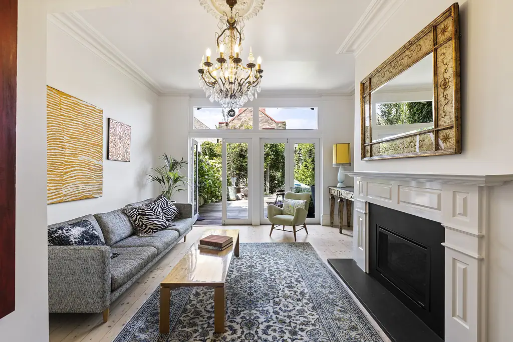 Carlton North 4房  Renovated and extended Victorian with self-contained rear residence on deep 50 metre approx block