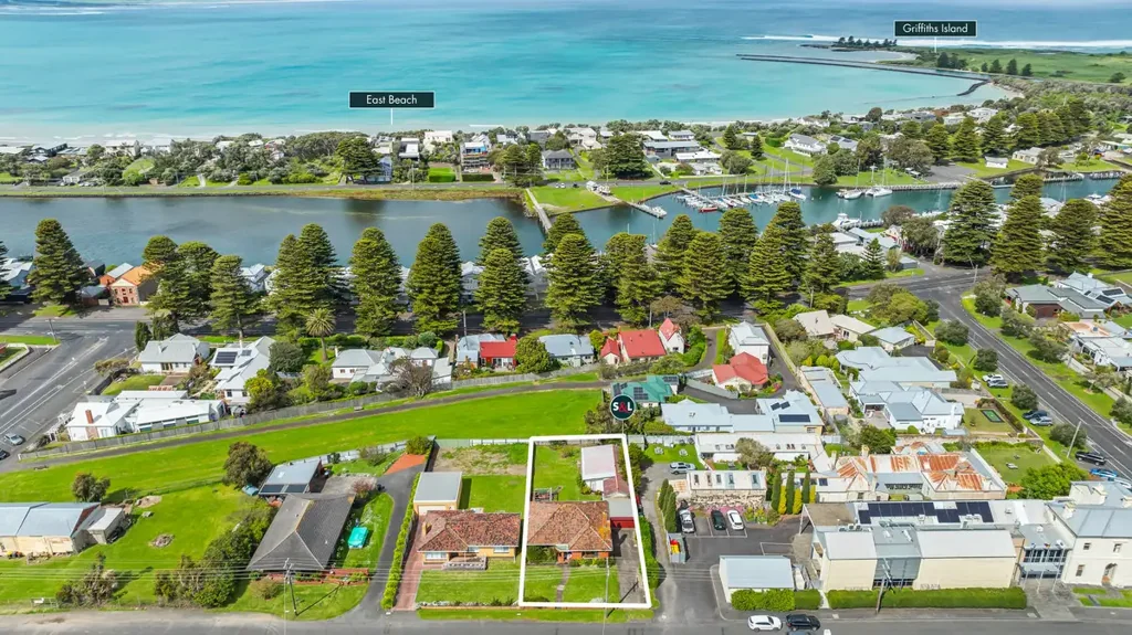 Port Fairy 6कमरा Prime Central Opportunity with Huge Potential – Home & Bungalow on 917m² (approx.)