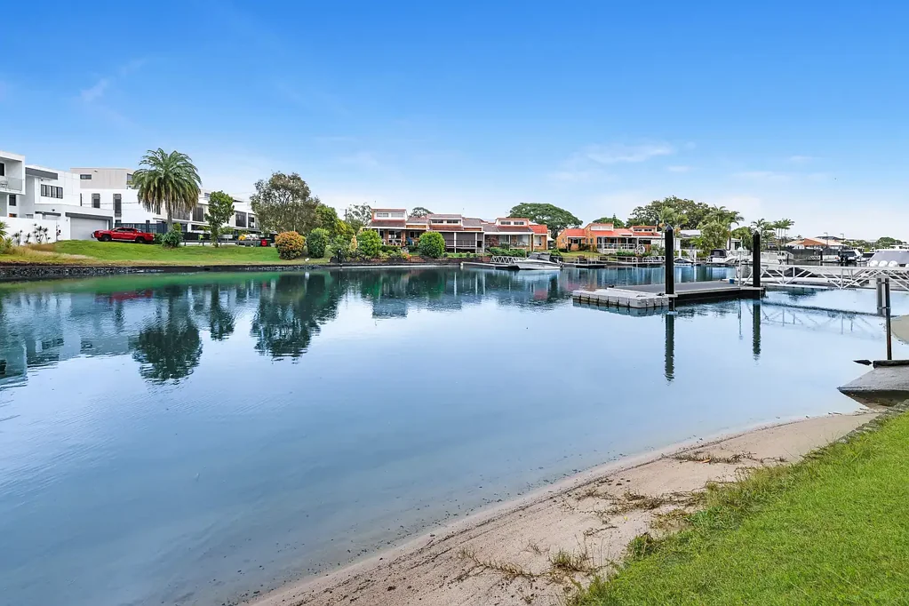Surfers Paradise 3Phòng ngủ Trustee Sale – Classic Capri Waterfront Home