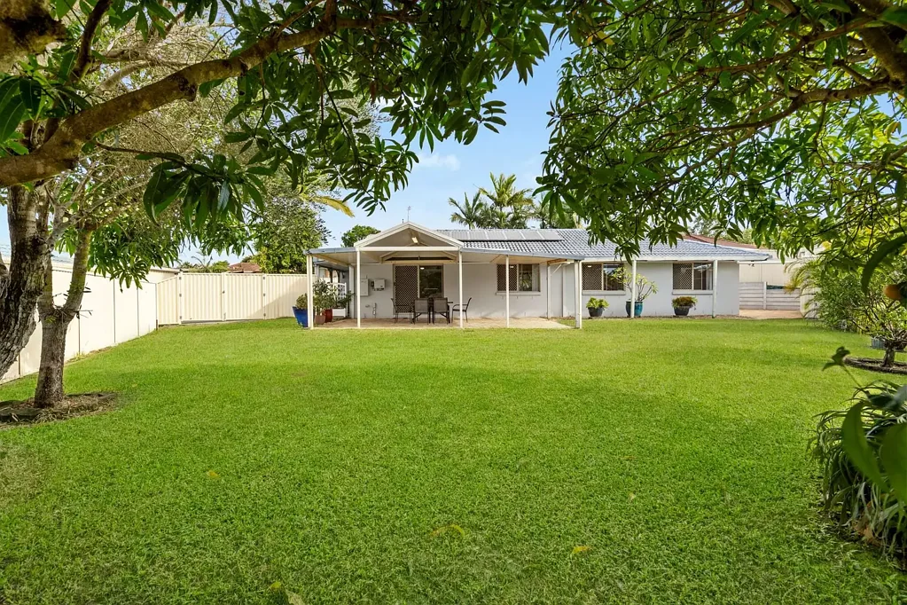 Parkwood 3房  Quiet Cul-de-Sac Living on 725sqm with Side Access, Shed & Extra Parking