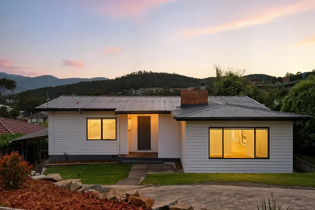 Geilston Bay 3 Slaapkamer Renovated Family Home with Development Opportunity (STCA) in Prime Location!