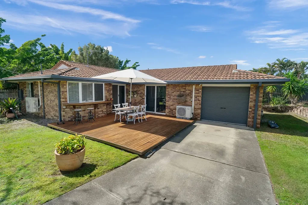Deception Bay 3房 622平米转角地块 主卧带WIR 精美翻新厨房 全新后院露台 距水仅450米 Renovated 3-Bedroom Home on Spacious Corner Block
