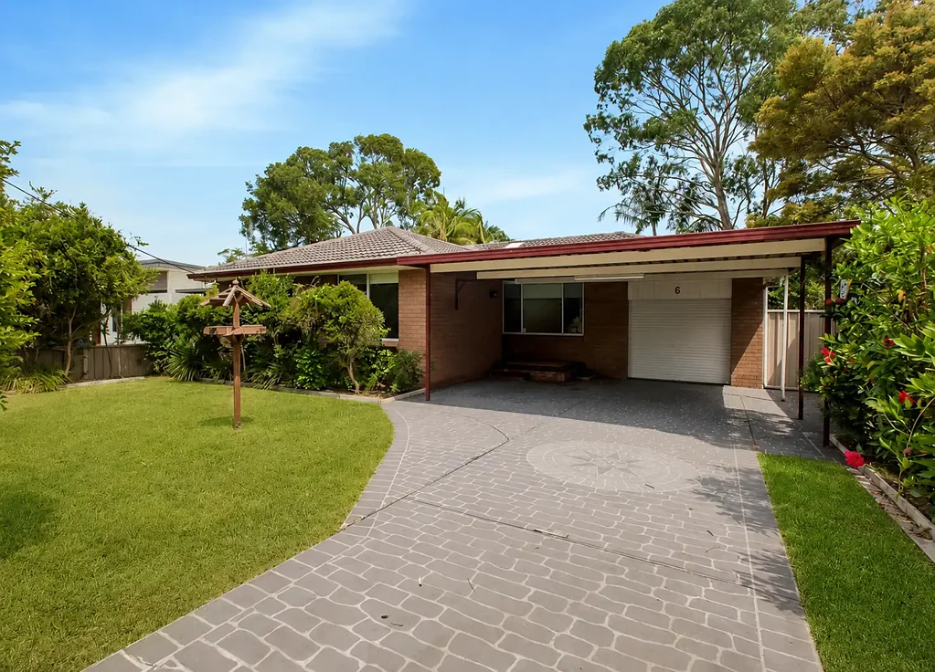 Spacious Home With Sunroom And Fully Fenced Yard