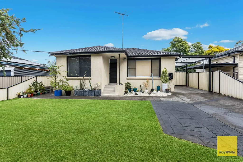 Old Toongabbie 5房 五至六卧家庭宅 独立住宿双收入 空间宽敞采光好 主卧带套衣帽间 全新瓷砖全屋装 太阳能充电车位 静谧环境近设施 Five or Six Bedroom Family Home with Separate Accommodation & Dual Income Potential