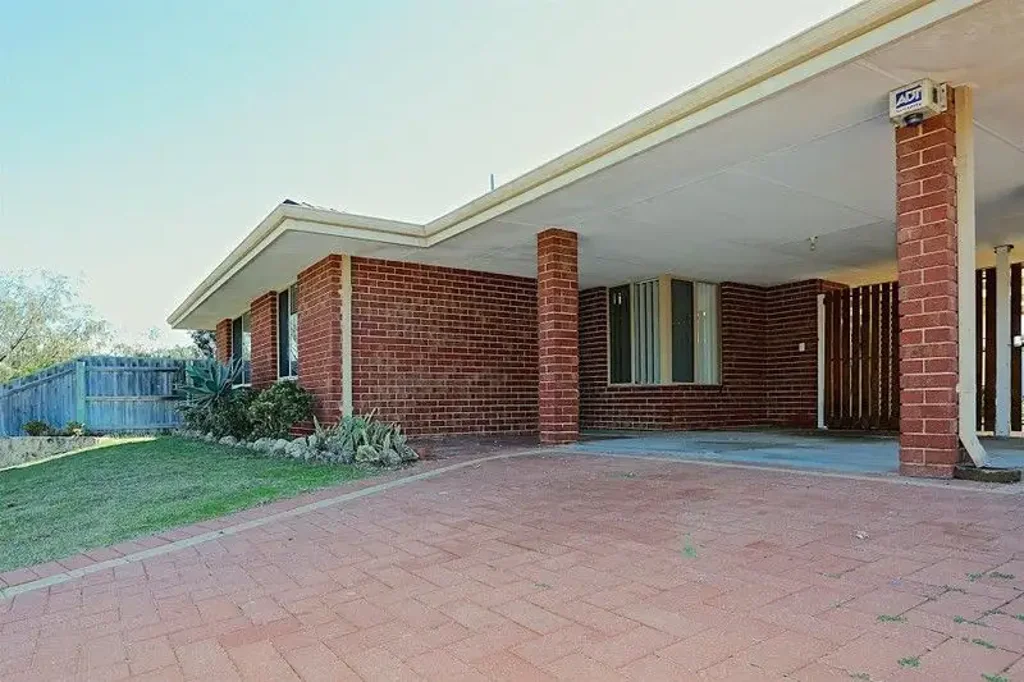 12 Avola Cove Merriwa WA6030
4 bedroom, 2 bathroom home in a cul de sac.