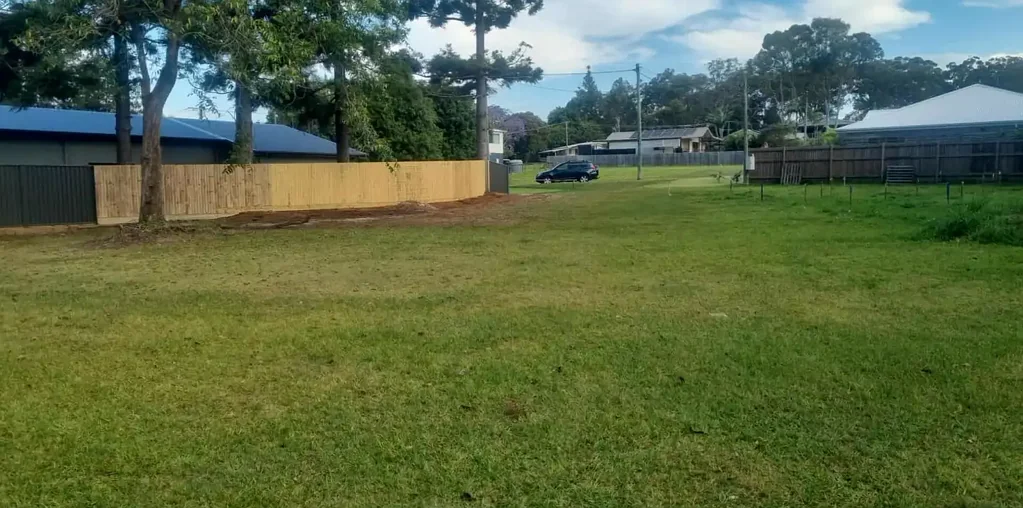 Macleay Island 宽敞825平米地块 已清理平整 现代街道吸引力 服务设施齐全 步行达学校商店 短途至海滩船台 Huge Cleared Block - Build Among Quality New Homes!