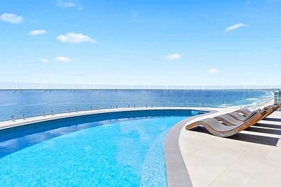 Main Beach 2房  Luxury Beachside Living in the Heart of Main Beach