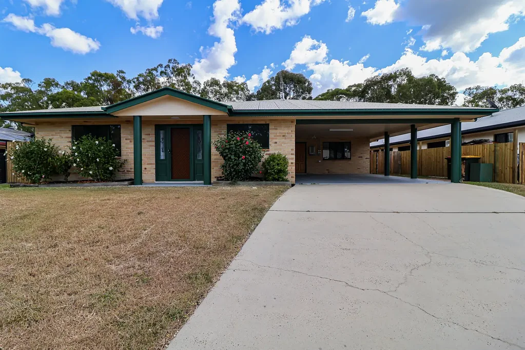 CHARMING LOW-MAINTENANCE DUPLEX IN SOUGHT-AFTER CLINTON