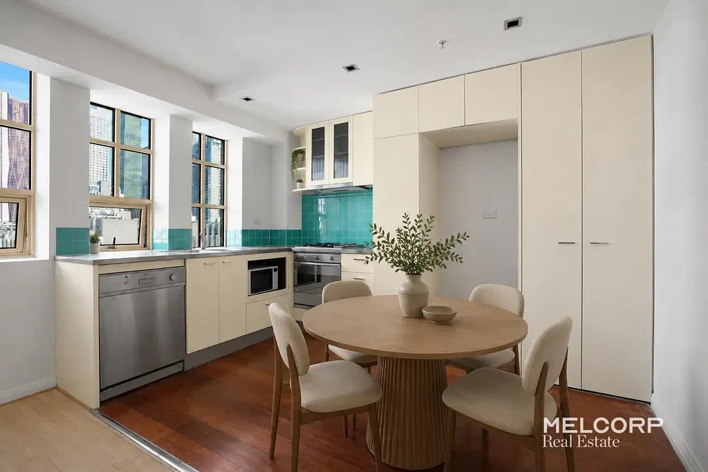 Melbourne 2chambre Elevated Art Deco Elegance with Dual Aspect Outlooks & CBD Convenience