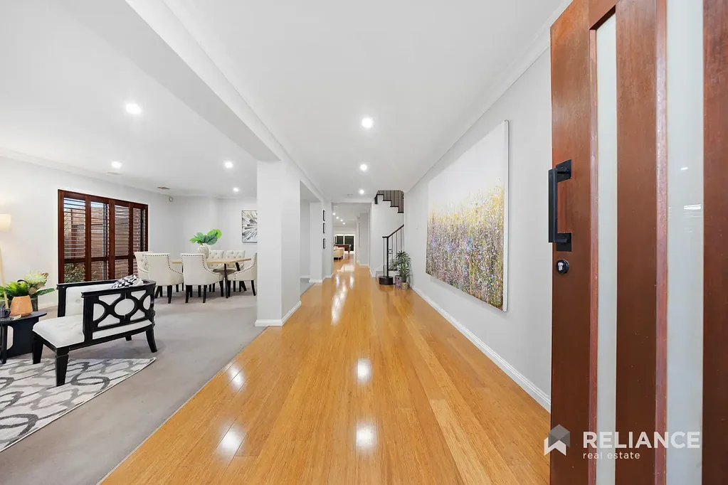 Point Cook 4બેડરૂમ Grand Family Entertainer with Poolside Luxury in Featherbrook Estate