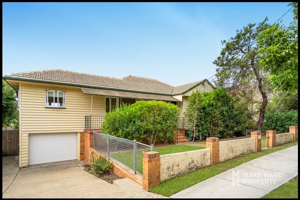 3 BED HOME IN CENTRAL SALISBURY WITH LARGE GARAGE AND STORAGE (6-MONTH LEASE)
