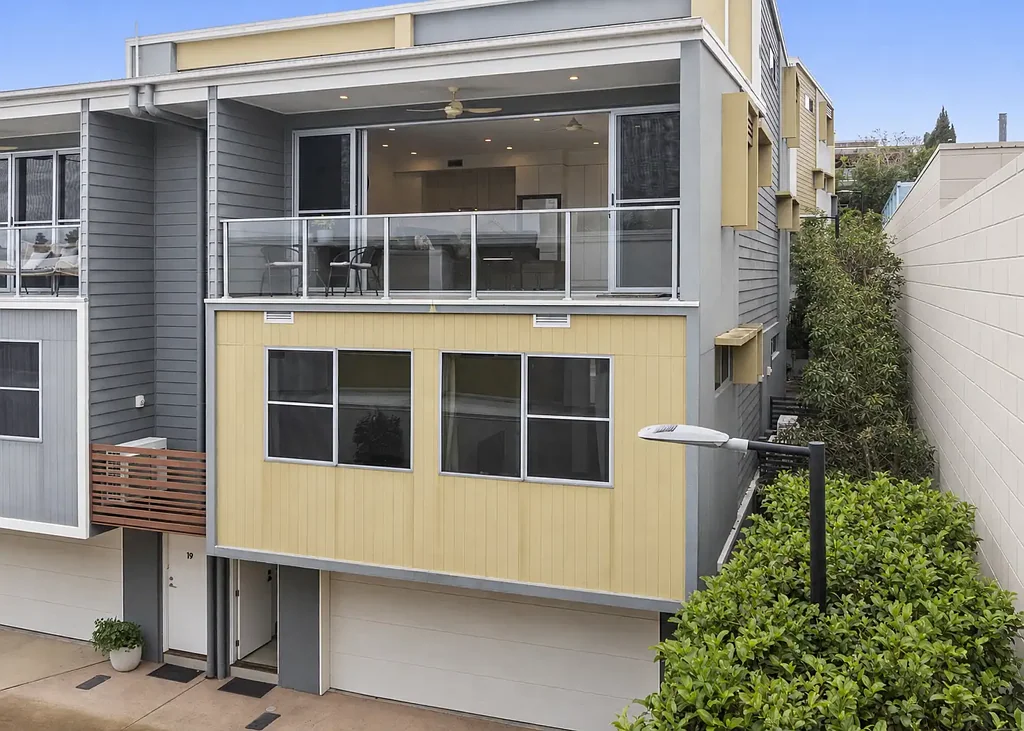 Carrara 2 Slaapkamer Executive Emerald Lakes Living in a Prime Location!
