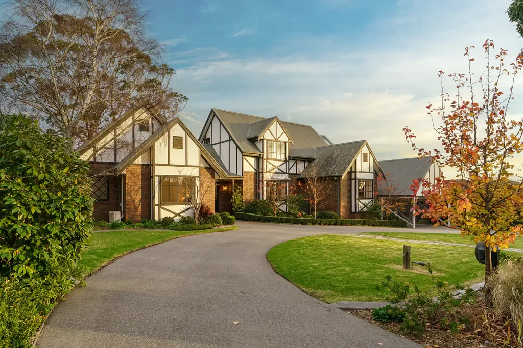 Langwarrin 4chambre Timeless Tudor Charm Meets Modern Luxury