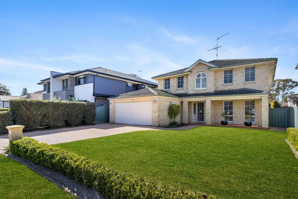 Kirrawee 5房 752平阳光地块 豪华主卧带步入式衣帽间 地下泳池庭院 厨房娱乐空间丰富 靠近Kirrawee High School Spacious Family Retreat with Resort-Style Amenities