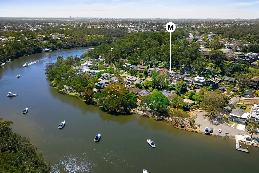 Picnic Point 4침실 Rare dual-living home in tranquil riverside setting