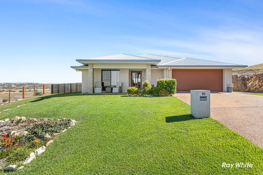 Spacious 4-Bedroom Home with Stunning Sea Views - Emu Park
