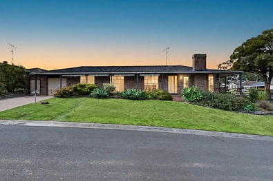 Narellan Vale 3chambre Warm & Welcoming Home with an Entertainers Backyard in a Prime Location