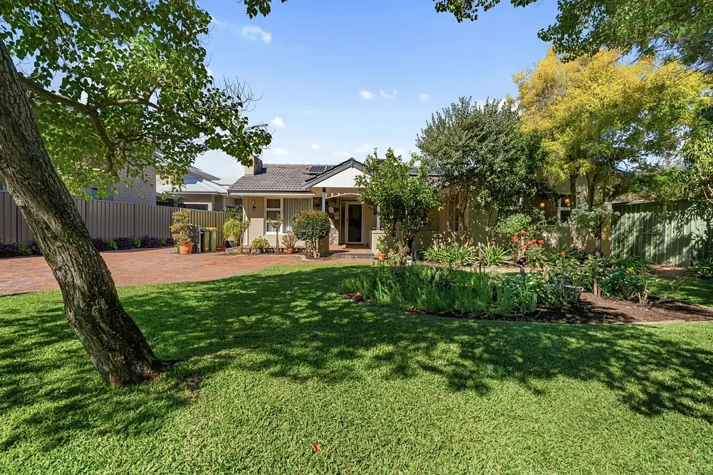 Rossmoyne 4房  FAMILY HOME ON A SUBDIVIDABLE BLOCK OPPOSITE MASSEY PARK