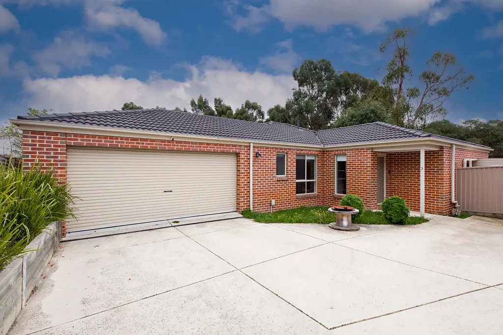 NEAR NEW THREE BEDROOM UNIT IN BROWN HILL