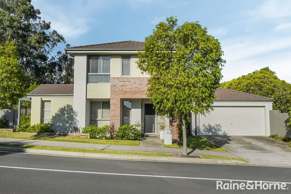 BEAUTIFUL THREE BERDOOM FAMILY HOME IN GLENFIELD FOR LEASE!!!