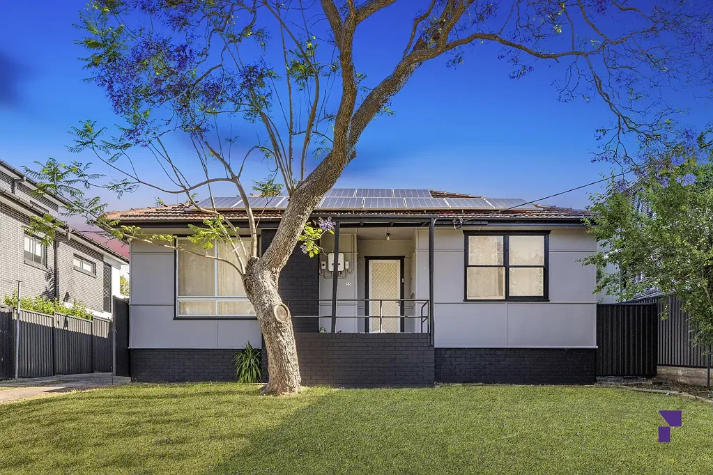 Peakhurst 3 Slaapkamer North-facing three-bedroom home directly opposite Peakhurst Park