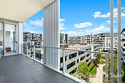 610/8 Aviators Way, Penrith