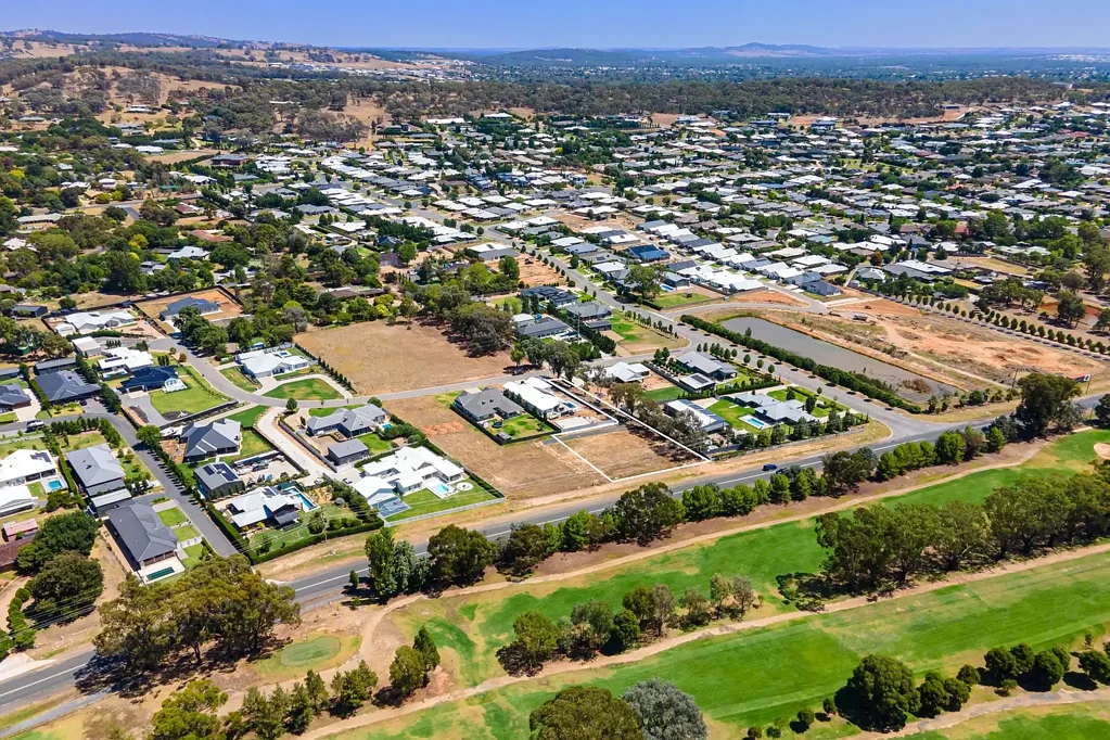 Springvale LIFESTYLE BLOCK 2102 m2 - TEE OFF FROM YOUR DOORSTEP!