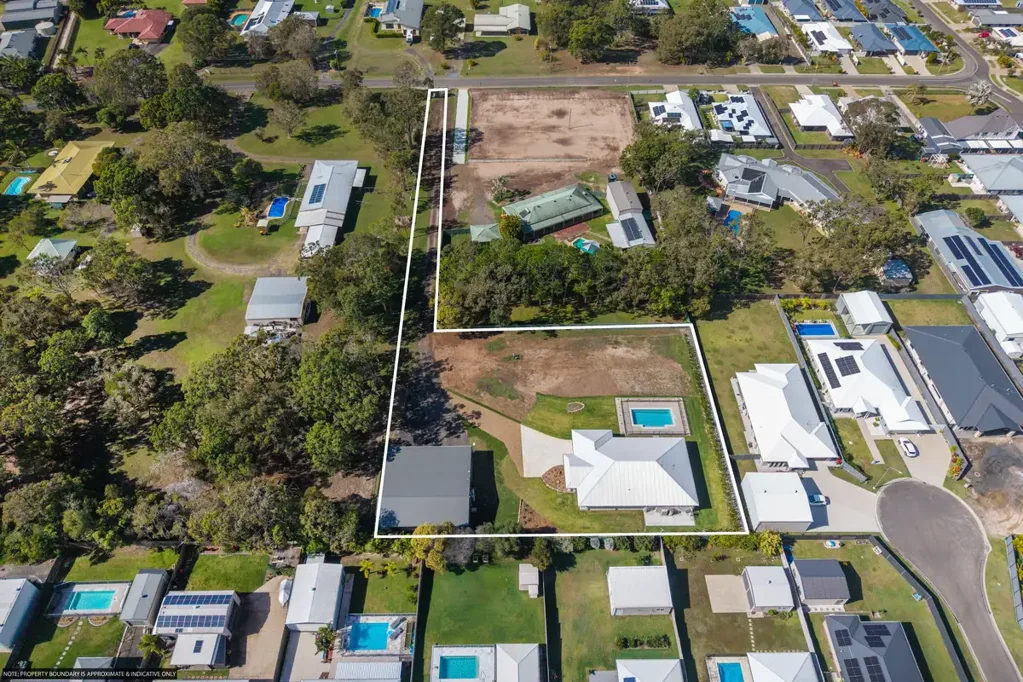Urangan 4房  1 ACRE IN TOWN - MASSIVE SHEDDING - BRAND NEW HOME- POOL