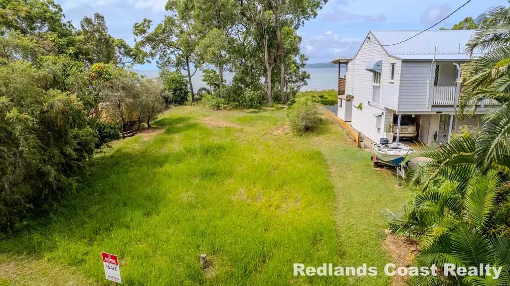 Lamb Island Waterfront land 756m2 with stunning views and plenty of elevation