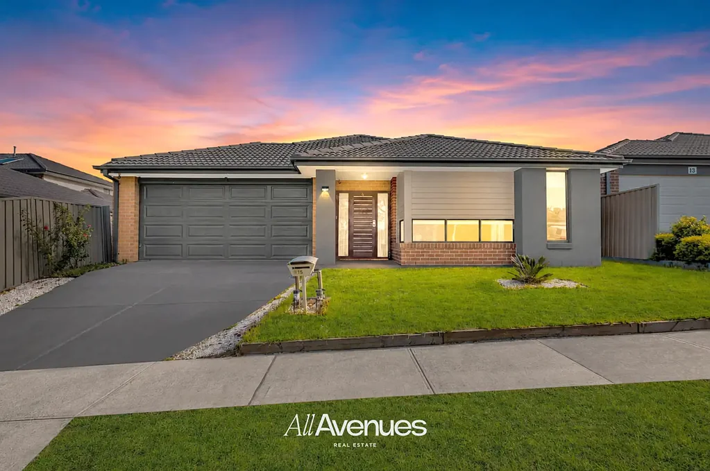 Cranbourne East 4房 家庭友好社区 4卧带步入式衣帽间 主卧独立卫浴 开放式起居区 设备齐全厨房 双遥控车库 太阳能系统 低维护后院 Designed for Family with Two Massive Separate Living Areas