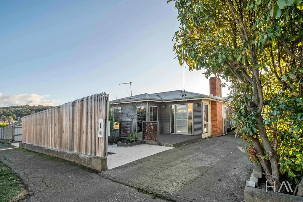 Youngtown 4ਬੈੱਡਰੂਮ Renovated Family Home with Sophistication, Space and Style!