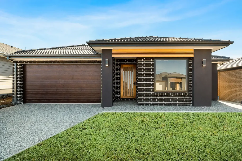 8 SUNBURNT CIRCUIT, Clyde North, VIC 3978