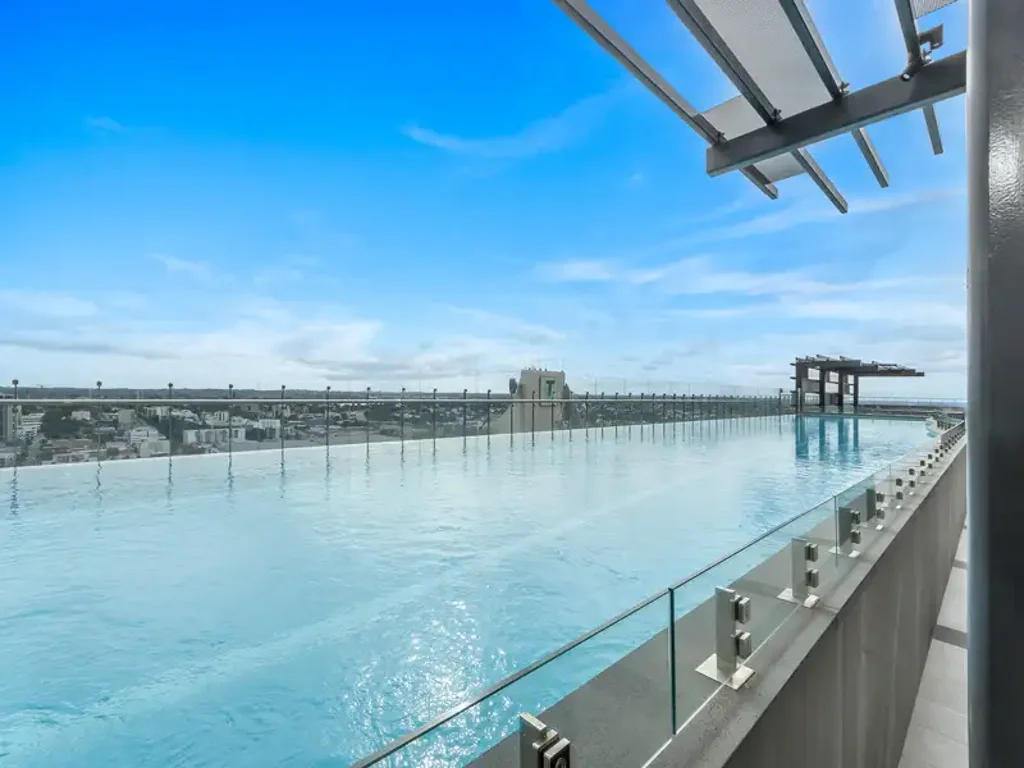 LUXURY INNER-CITY LIVING WITH WORLD-CLASS FACILITIES