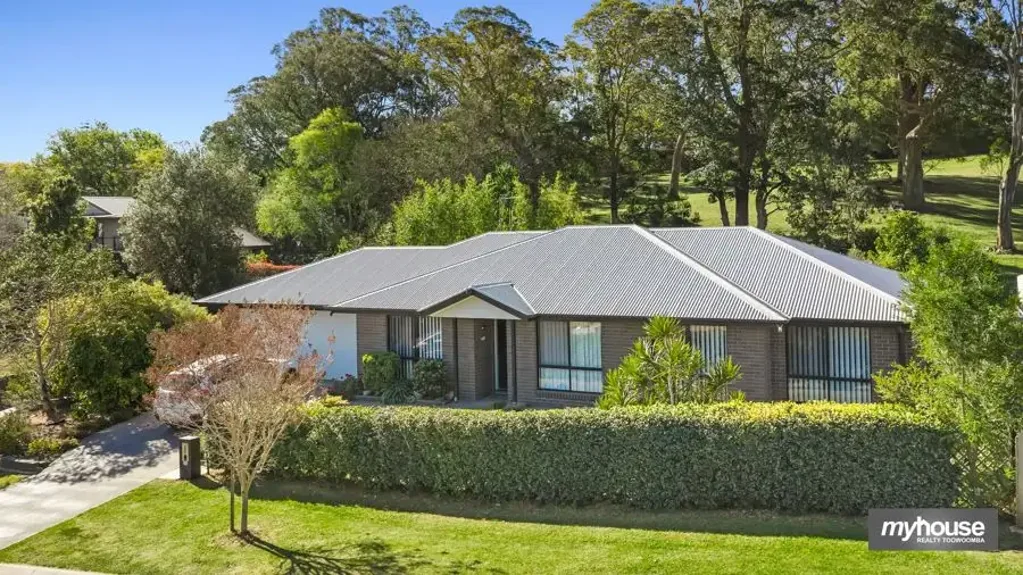 Harlaxton 4房 位于 Downlands Precinct 中心地带的私人公园绿洲！ A Private Parkside Oasis in the Heart of the Downlands Precinct!