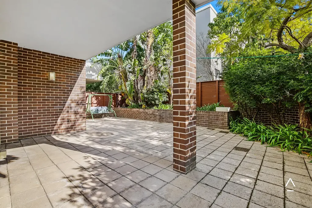 Ground floor unit with wrap around courtyard
