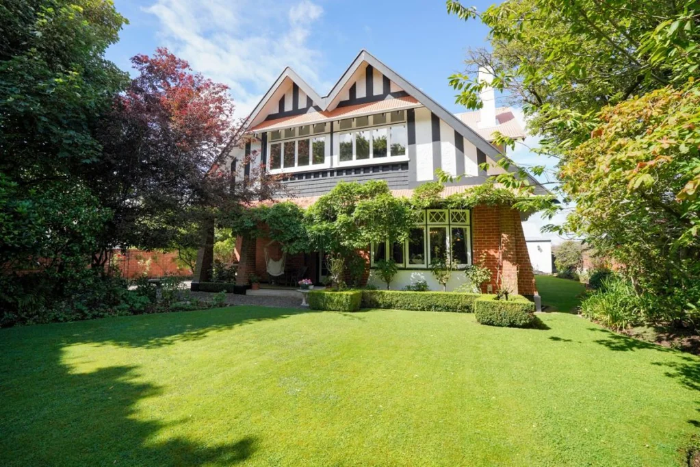 Avenal 4部屋 Exquisite Elegance in Prime Location!