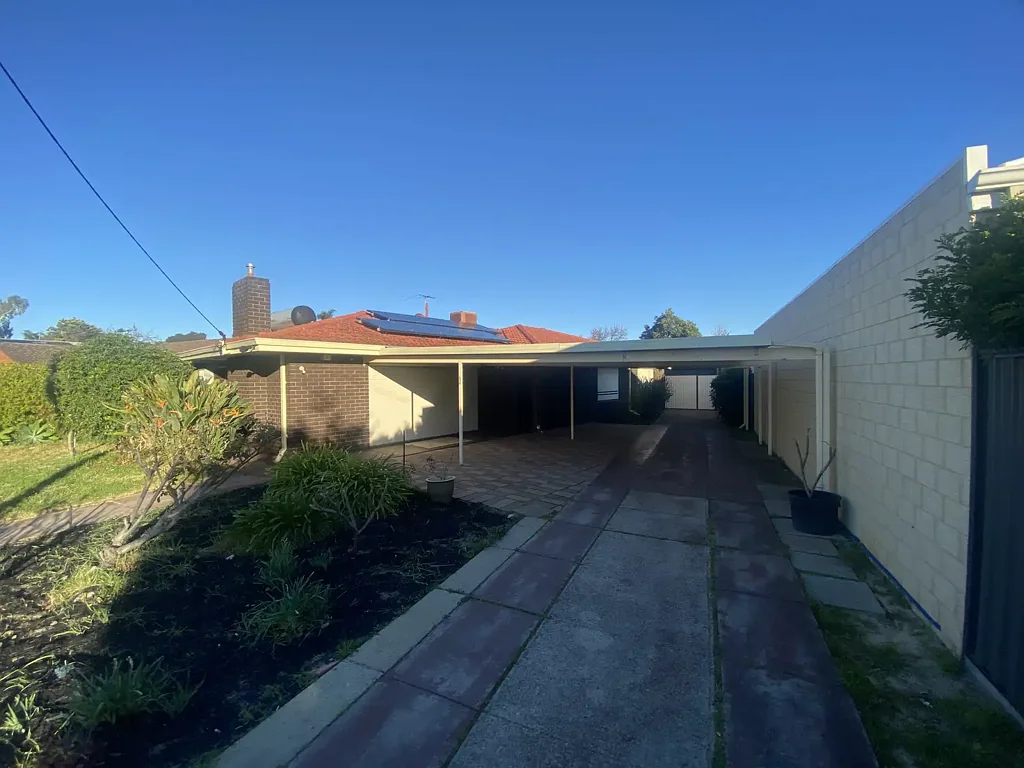 LARGE FAMILY HOME - NEW PAINT / FLOORING-CARPETS