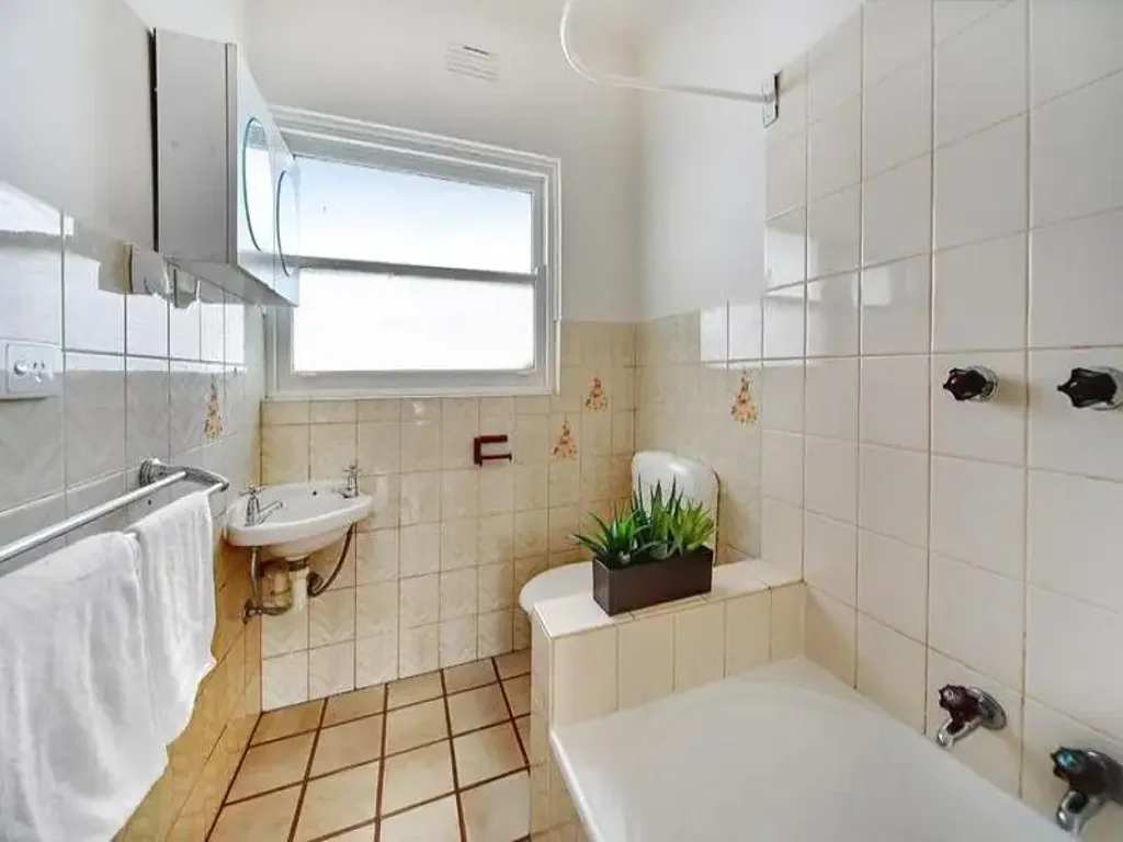 This clean & tidy two-bedroom first floor apartment is in a great location with leafy surrounds!