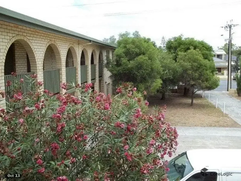Upstairs Spacious 2 Bedroom Unit/Apartment close to all Amenities
