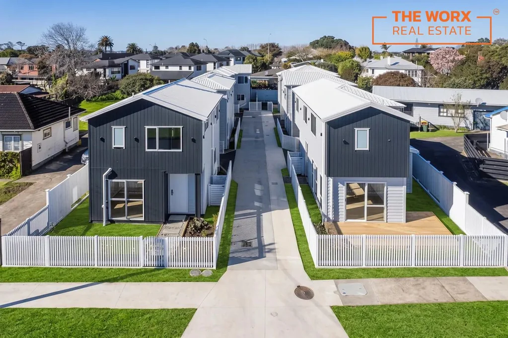 Papatoetoe 3 Bedroom Corner Home -2 Living Areas & Family Favourite