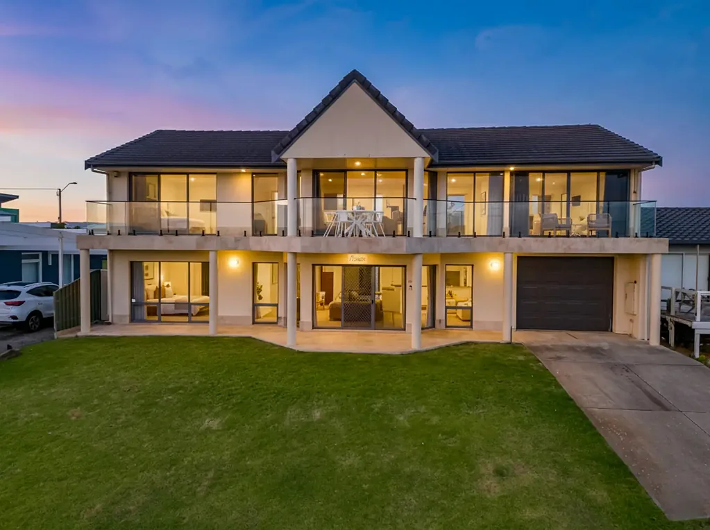 Middleton 6 Bedroom Wake Up to Waves, Sea Breeze & Front-Row Beach Living!