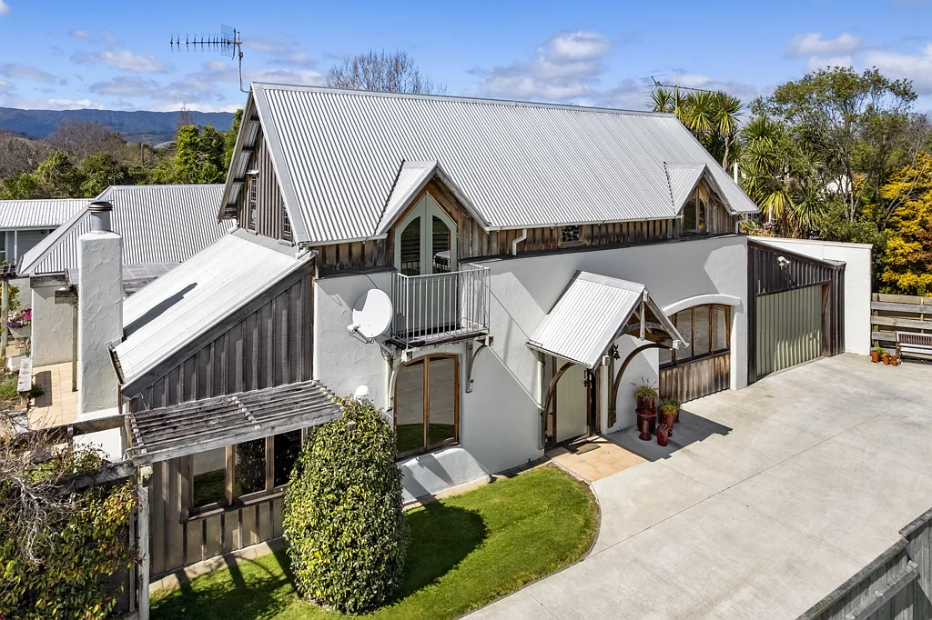 Otaki 3chambre Otaki Lifestyle, Wrapped in Character