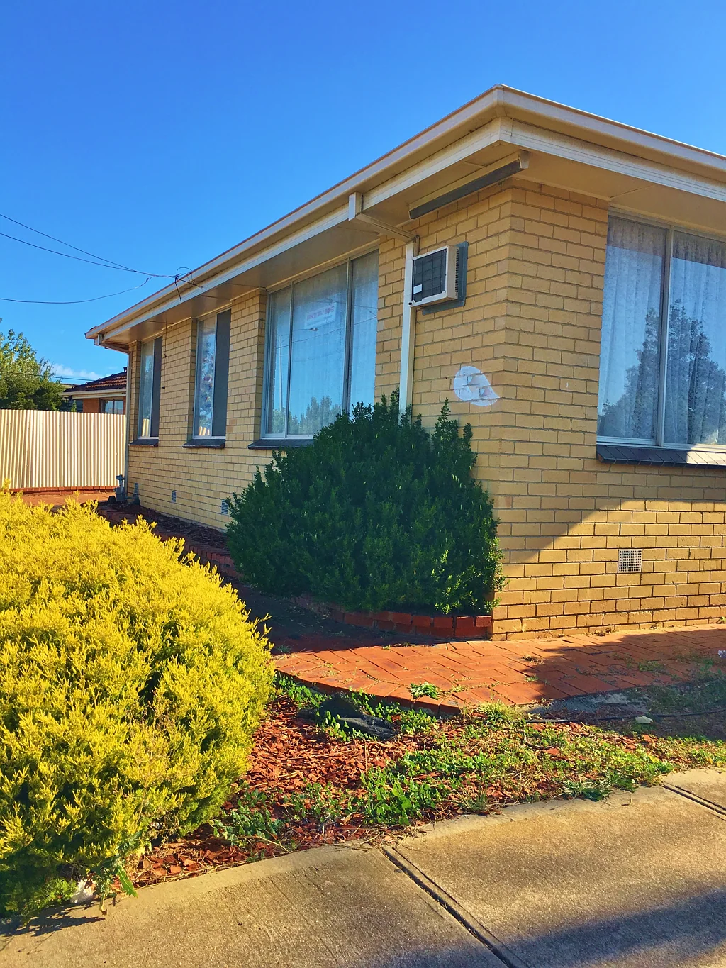 1 Bedroom bungalow in Hoppers Crossing walking distance from train station and shops