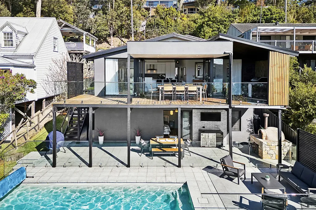 Woy Woy Bay 4બેડરૂમ High spec entertainer with water views and pool