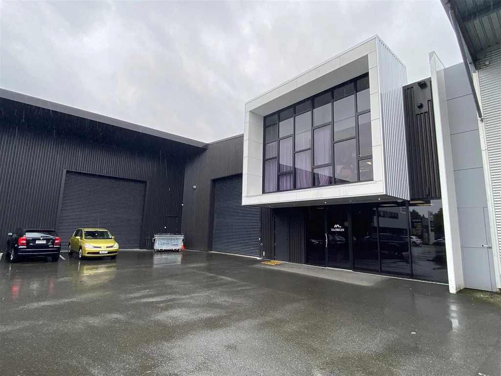 Pukete CLASSY MID-SIZED MODERN INDUSTRIAL