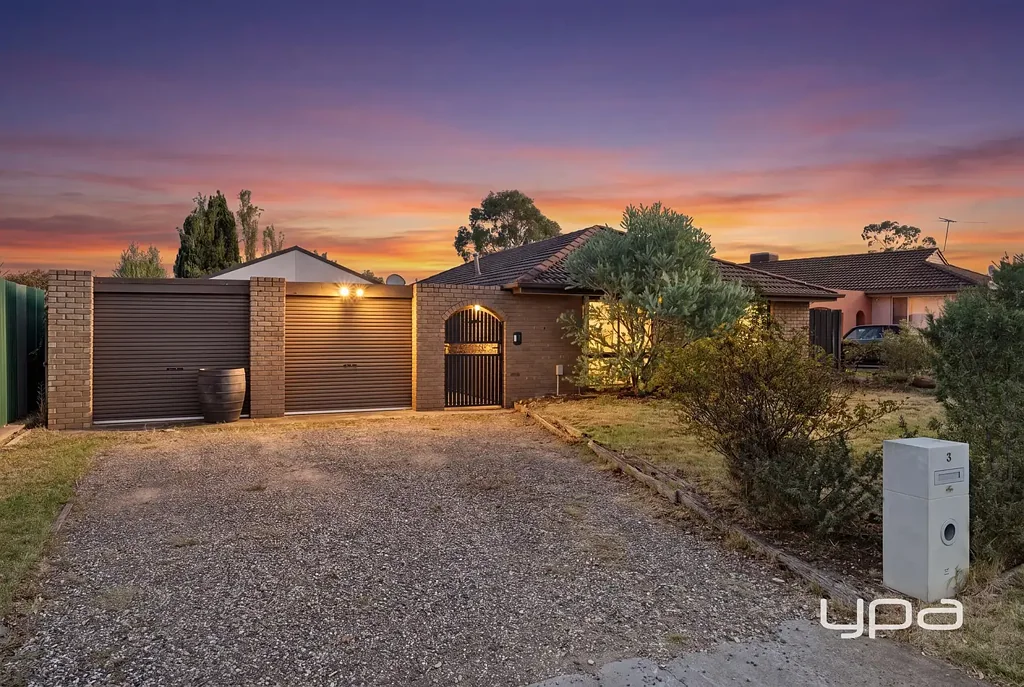 Melton West 3房 宽敞三卧带书房 6.65kW太阳能系统 双车库带 pergola 567m²地块 扩建潜力大 家校商近便 ENERGY-EFFICIENT FAMILY LIVING IN A QUIET CUL-DE-SAC!