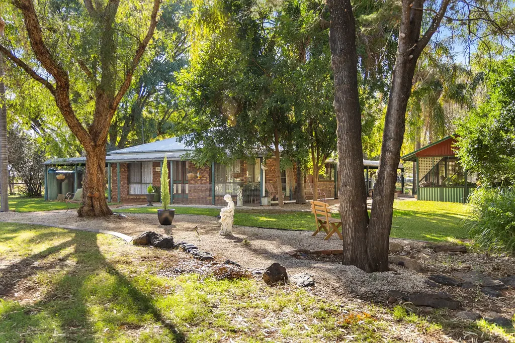 Oakey 3कमरा Country Character & Creek Frontage on 3.92 Acres