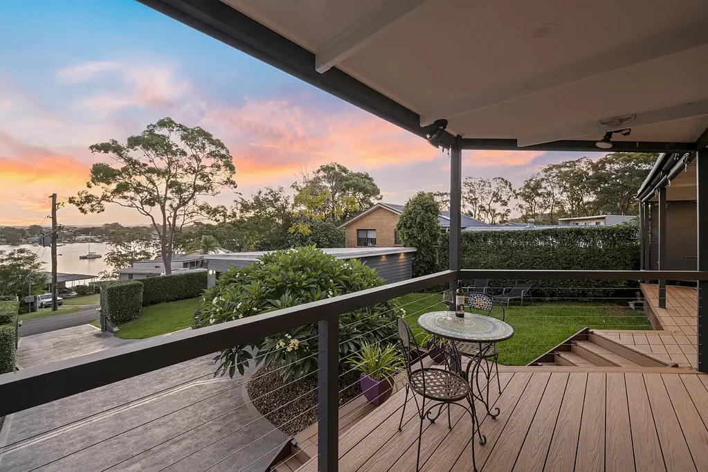 Mirrabooka 3ห้องนอน Elevated Sugar Bay Views and Relaxed Lakeside Living