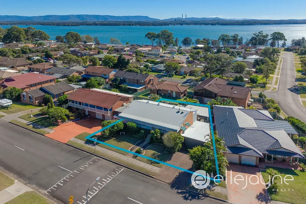 Bonnells Bay 4 Bedroom CHARACTER-FILLED HOME WITH ELEVATED LAKE VIEWS & DUAL-OCCUPANCY POTENTIAL – BONNELLS BAY