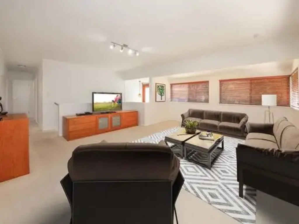 Large size family home Dual Living!!! Newly renovated flooring!!!